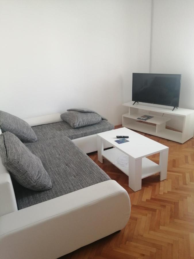 Apartment Apartment *