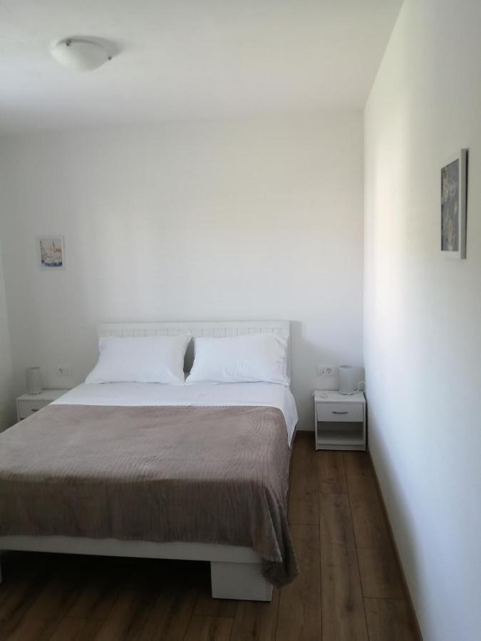 Apartment Apartment *