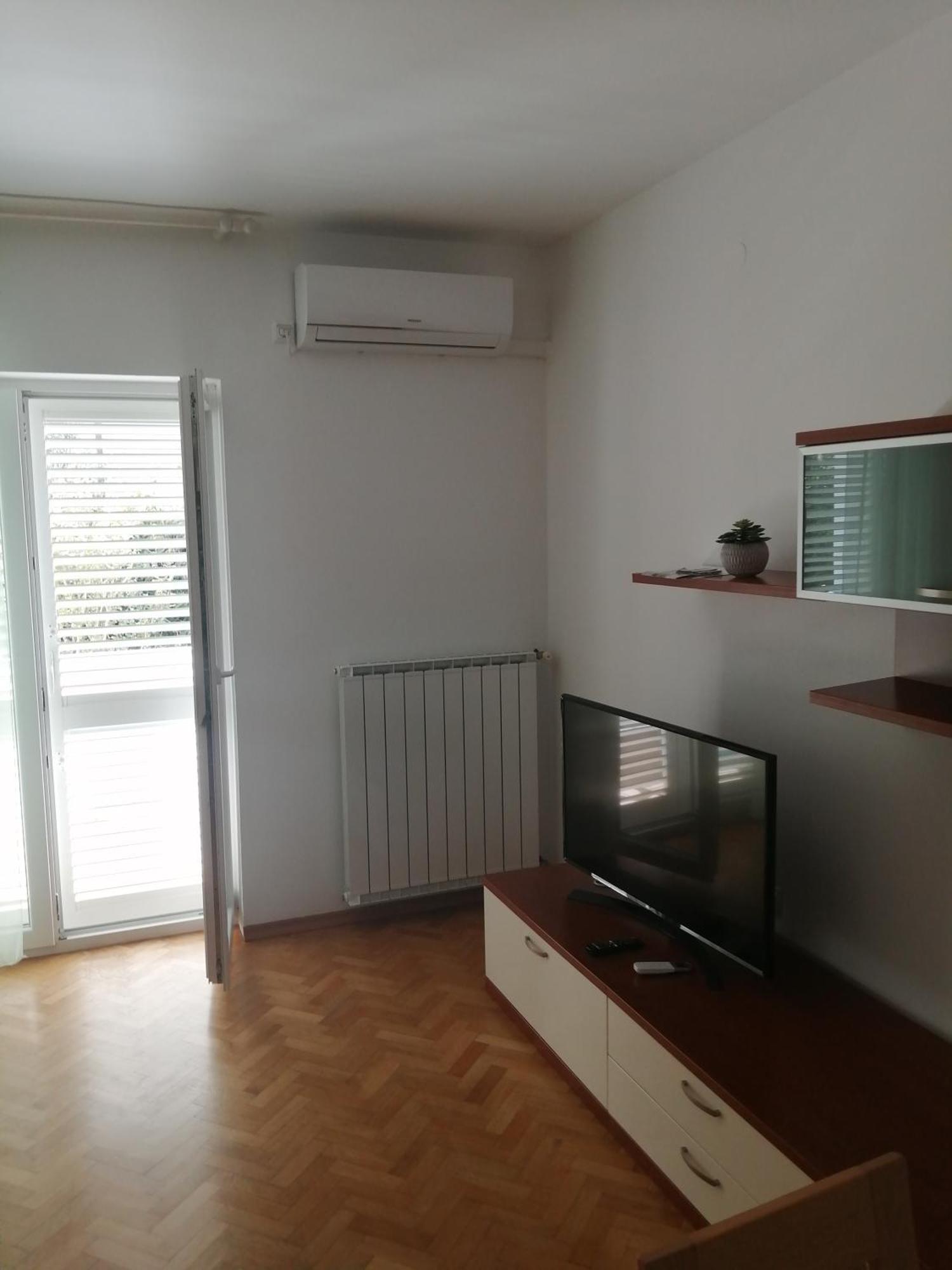 Apartment Apartment *